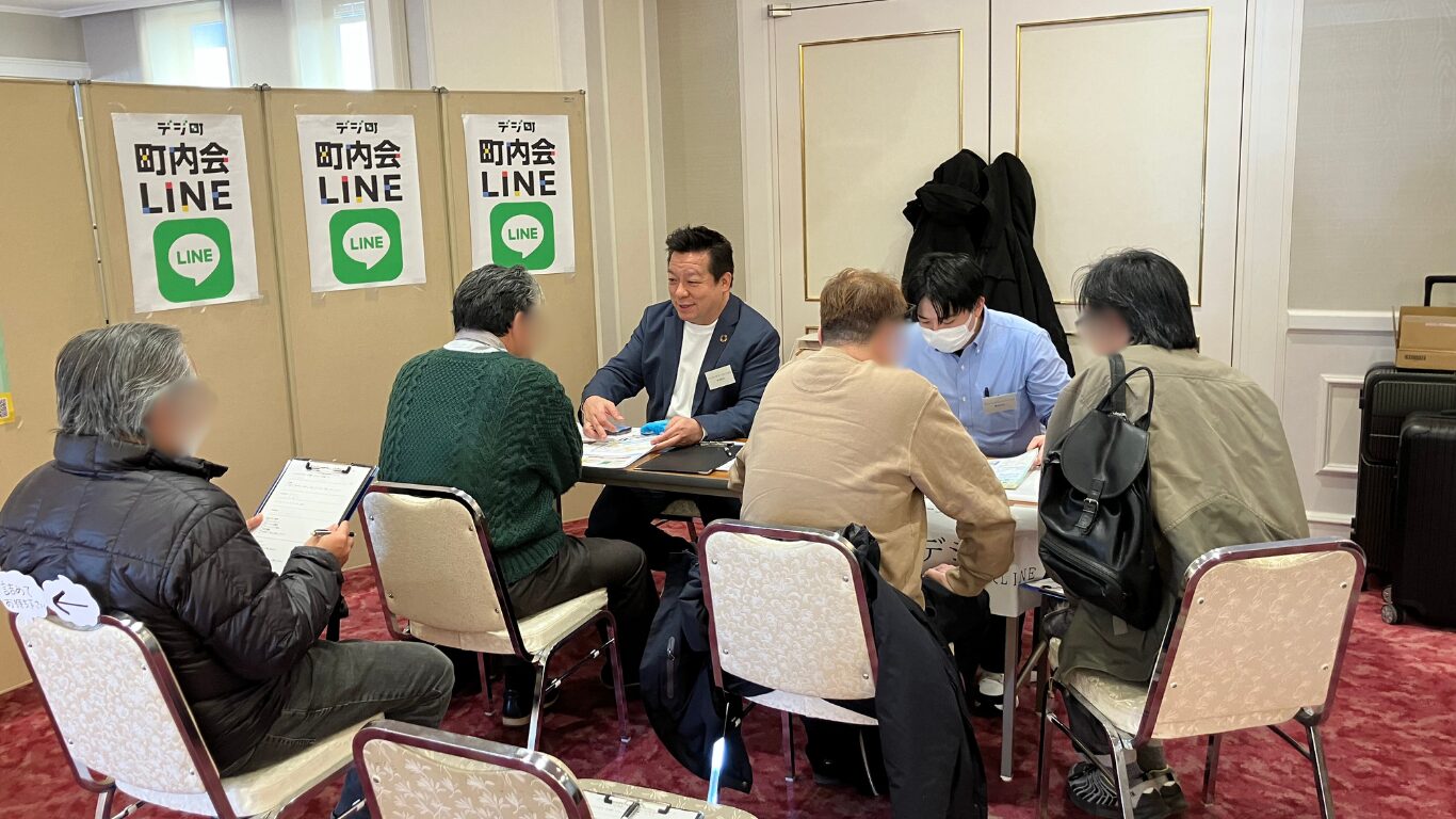 朝霞市自治会・町内会デジタル化支援説明会の個別相談会の様子（デジ町町内会LINEの説明を行うブース）