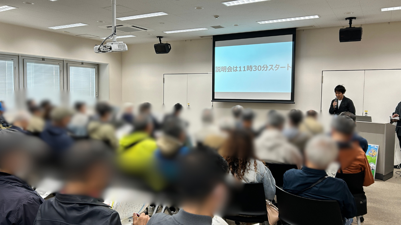 札幌市主催「町内会デジタル化よろず相談会」の説明会場で、町内会関係者が説明を聞いている様子